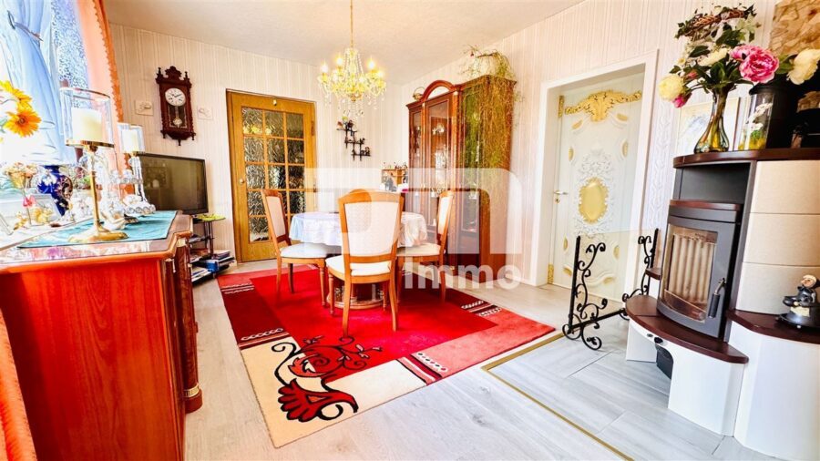 Teilsaniertes Einfamilienhaus mit Anbauten + Nebengebäude auf 1.600 m² Traumgartengrundstück - EG Esszimmer / Kamin 1